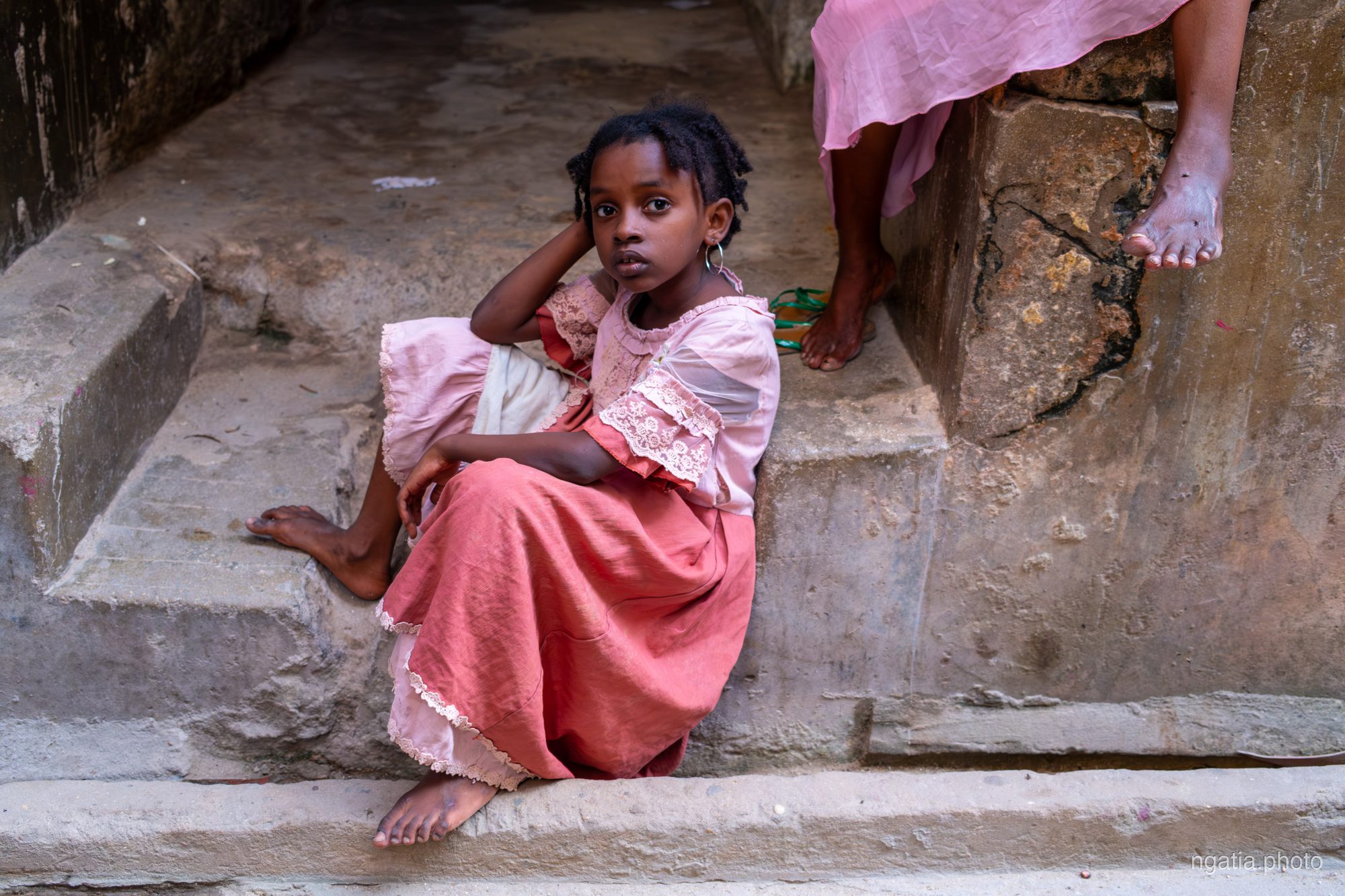A girl and her mother on the street, photographed by Mũthoni Ngatia